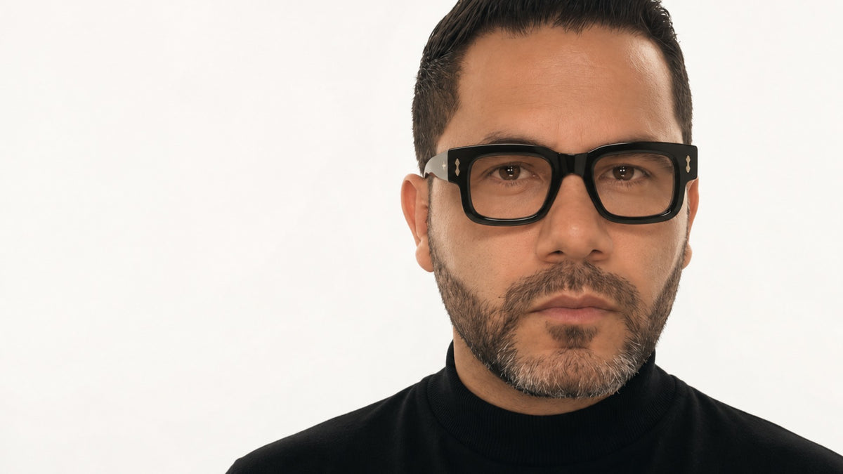 Hombre con lentes de acetato negros